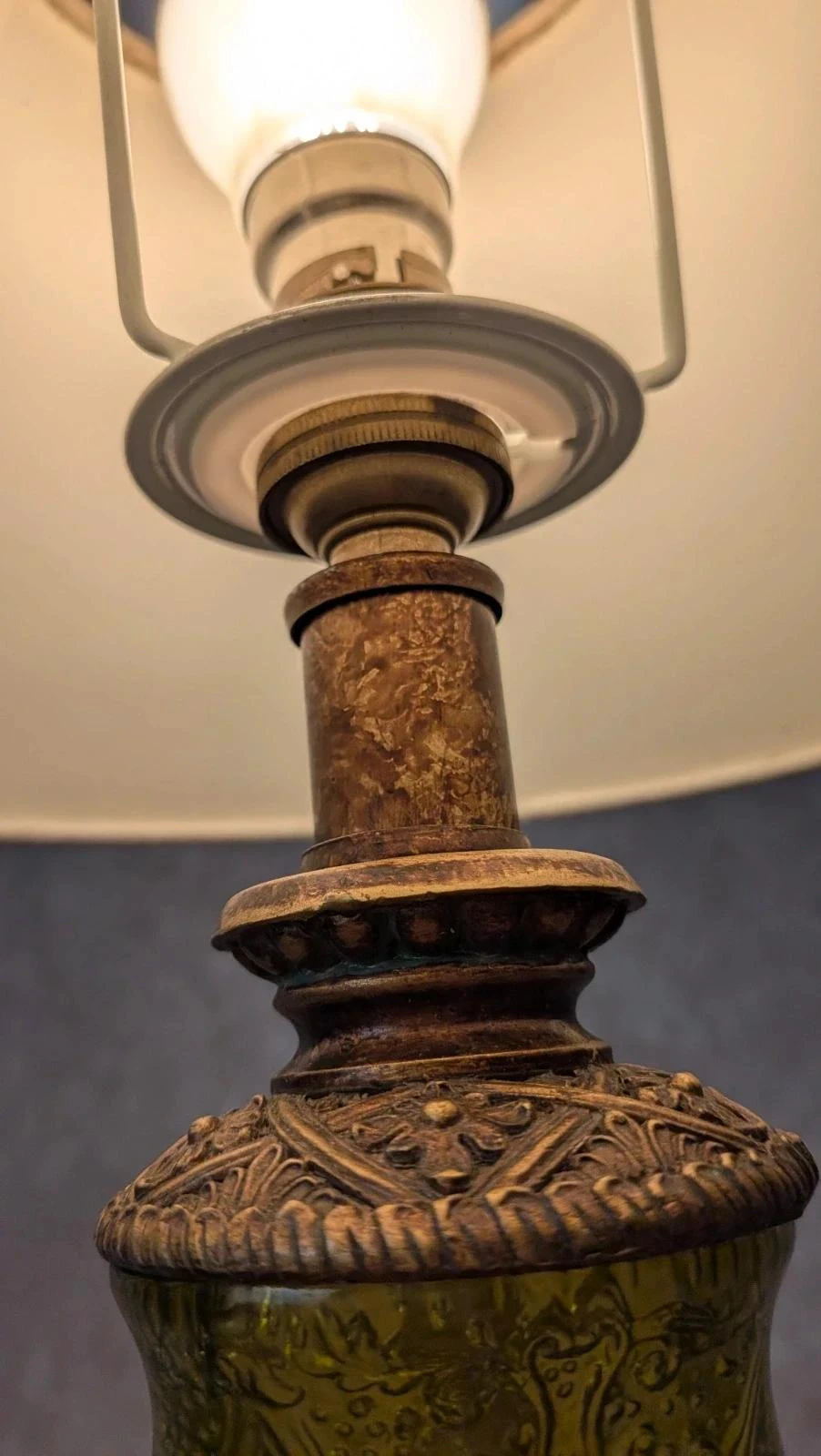 Lampe vintage pied imitation bronze & verre vert relief style ancien – photo 5